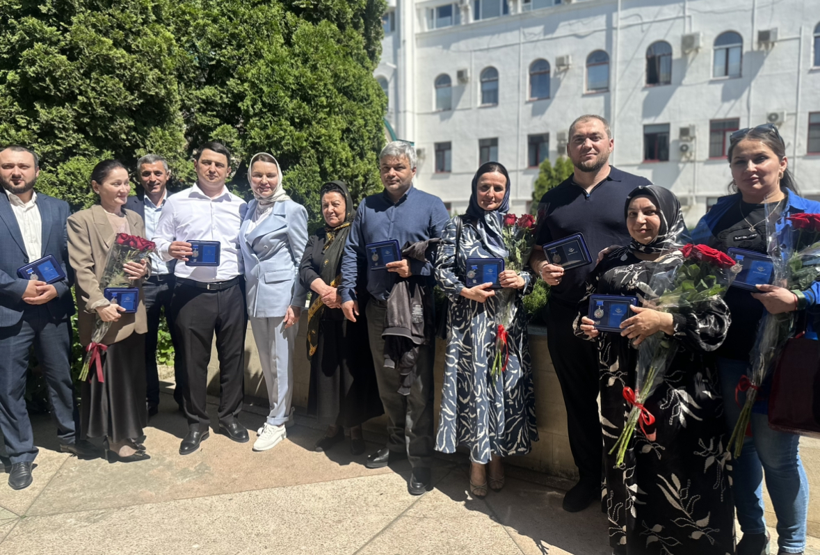 «За самоотверженность и профессионализм»: Профсоюз наградил медиков Дагестана