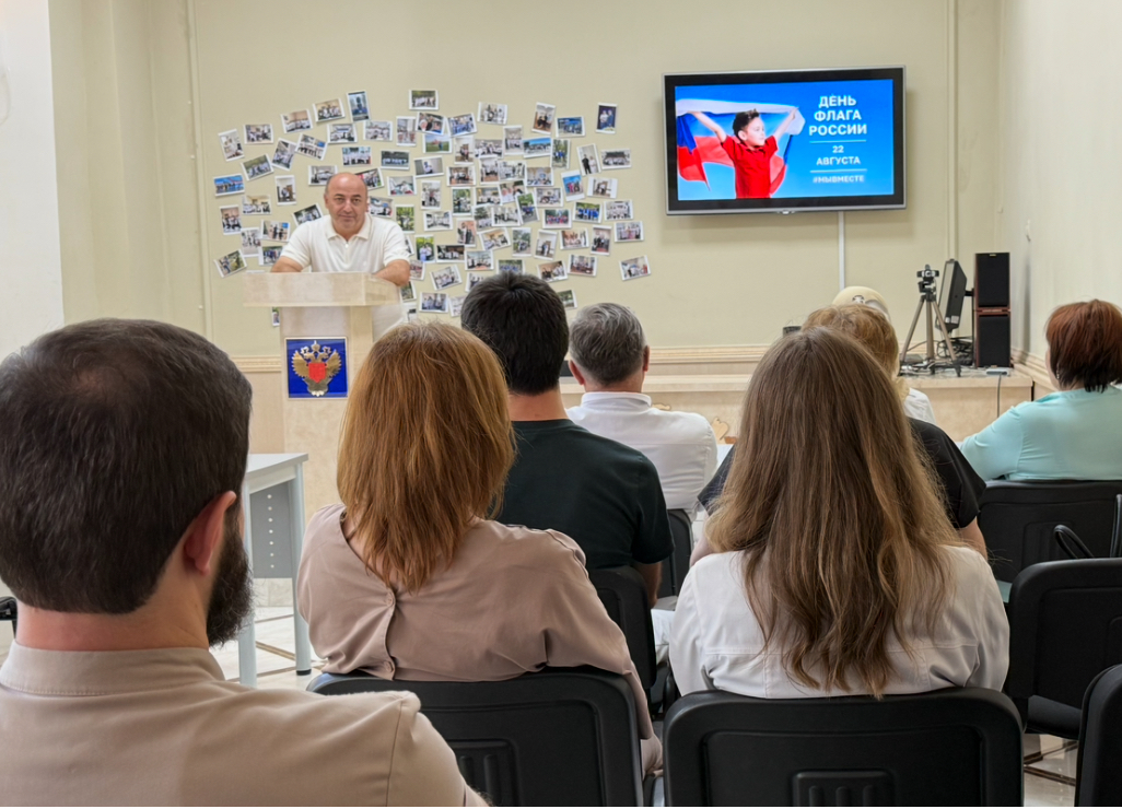 В Махачкалинской клинической больнице отметили День Государственного флага РФ